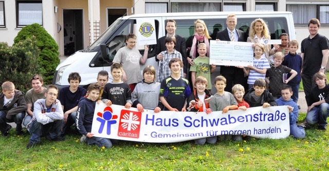 Die Spender und die beschenkten Kinder von &#8222;Haus Schwabenstrae&#8220;   | Foto: Zimmermann-Drkop