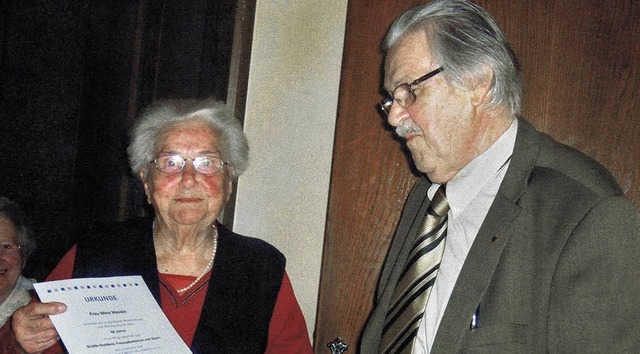 Mina Massie (links) wurde fr 60 Jahre... Wiskow vom VdK-Kreisverband geehrt.    | Foto: Privat