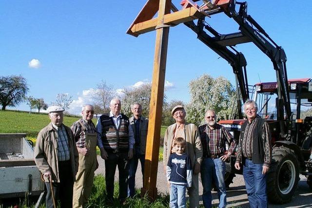 Neues Flurkreuz auf dem Dinkelberg aufgestellt