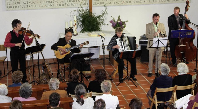 Arno Brckert, Dieter Walz, Marion Kie...in die voll besetzte Eichener Kirche.   | Foto: Gnter Uehlin