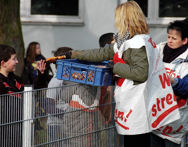 Streik fr anstndige Bezahlung:  Am 9... gab&#8217;s Brezeln fr die Schler.   | Foto: Archivfoto: Helmut Seller