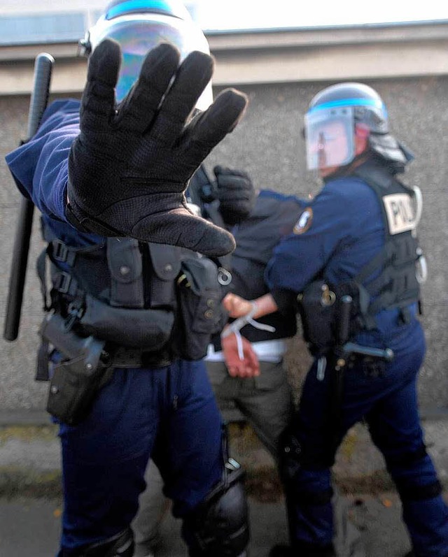 Polizisten bei einer Festnahme am Rande des Nato-Gipfels.  | Foto: ddp