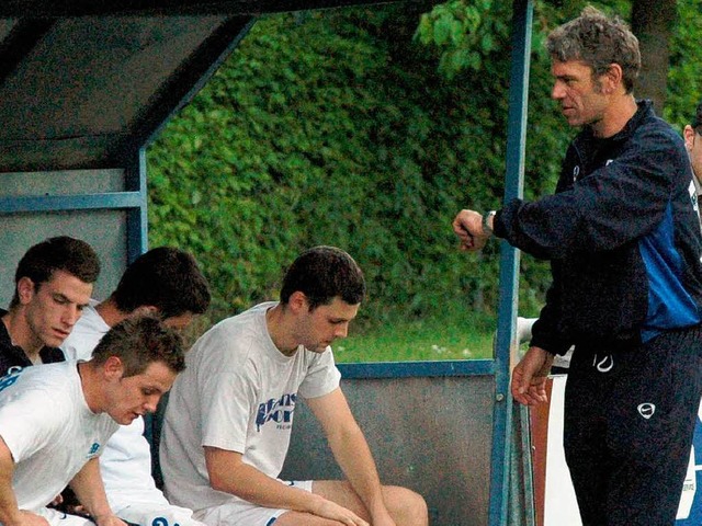 Hchste Zeit fr die Oberliga? FCD-Trainer Michael Baumann und seine Bank.   | Foto: Claus Zimmermann