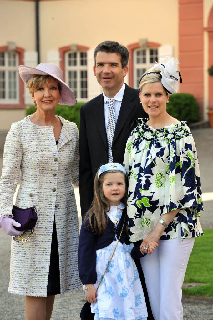 Die Moderatorin Carolin Reiber (links), ihr Sohn Marcus Maier mit Ehefrau Cathrin  und Tochter Magdalena.