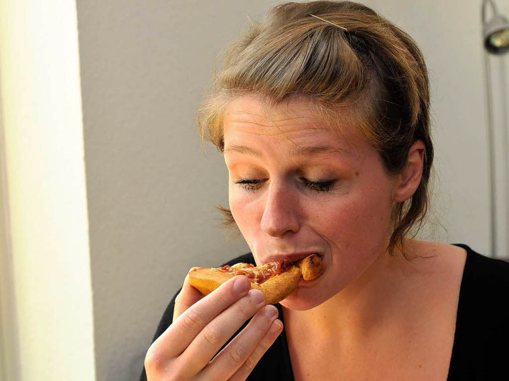 Testperson 1: BZ-Mitarbeiterin  Dana Hoffmann beit herzhaft in ein Pizzastck. Ihr Urteil: „Eindeutig echter Kse.“