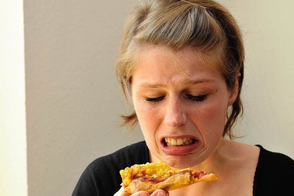 Frau Hoffmann: Schmeckt man zwischen Käseimitat und echtem Käse den Unterschied? Ergebnis: Frau Hoffmann verwechselte lediglich Käse-Mix und Kunstkäse miteinander. (Foto: Ingo Schneider) Frau Hoffmann: Schmeckt man zwischen Käseimitat und echtem Käse den Unterschied? Ergebnis: Frau Hoffmann verwechselte lediglich Käse-Mix und Kunstkäse miteinander. (Foto: Ingo Schneider)