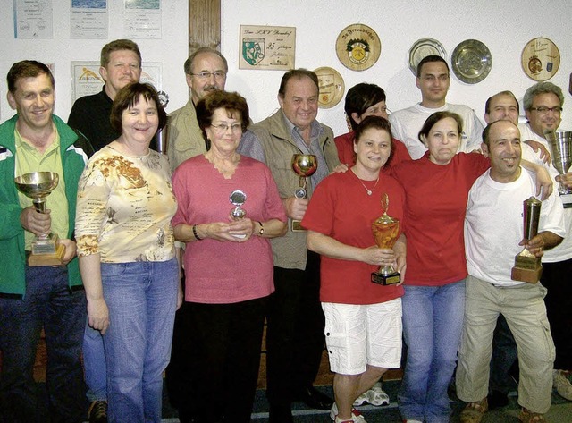 Kegelstadtmeister Bonndorf (vorne v.l...., Filia Salvatore und Carlo Giadone.    | Foto: NK