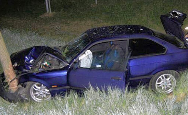 Nach dem Unfall aus dem Staub gemacht hat sich der Fahrer  dieses Fahrzeuges.    | Foto: Polizei