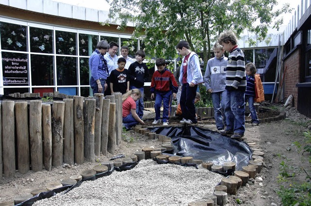 Rechtzeitig zum Schulfest  will die Sc...  den neuen Barfupfad fertigstellen.   | Foto: Mnch