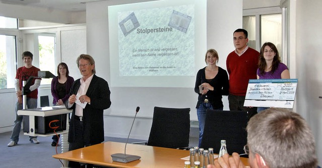 Schulleiterin Renate Hoch-Hartmann und...erklren dem Gemeinderat ihre Arbeit.   | Foto: Volker Mnch