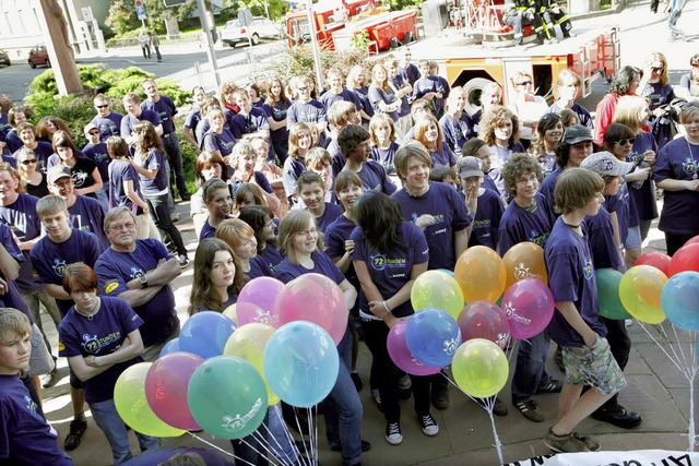Volles Haus vor der Kirche St. Peter u... Teilnehmer bei der 72-Stunden-Aktion.  | Foto: christoph breithaupt