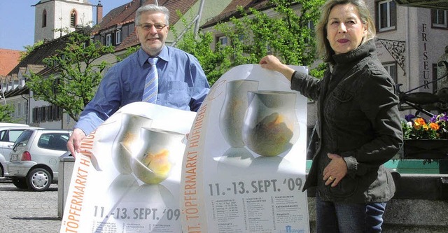 Brgermeister Anton Knapp und Ingrid R... Tpfermarkt im September ankndigt.    | Foto: Lendle