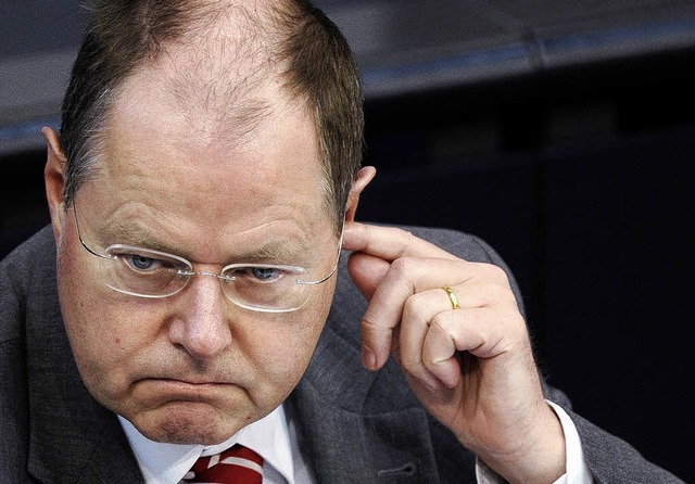 Finanzminister Peer Steinbrck  lausch... Donnerstag  der Kritik im Bundestag.   | Foto: DPA