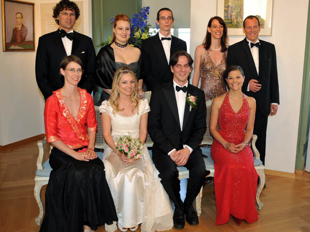 Die Brautfamilien posieren mit Victoria (rechts, erste Reihe)