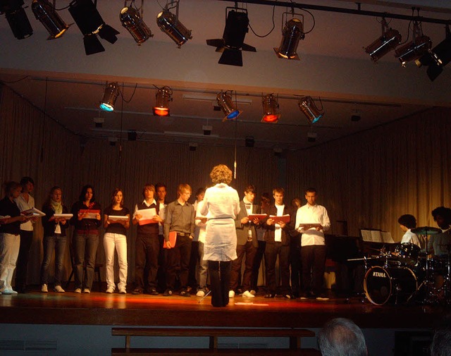 Der Chor von Eva Woebcken in Aktion.   | Foto: Johanna Kaufmann