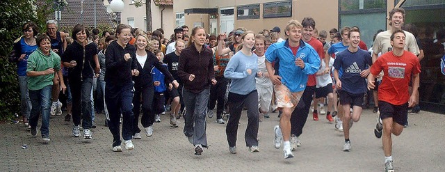 Kenzinger Gymnasiasten laufen fr den Frieden.   | Foto: Johanna Kaufmann