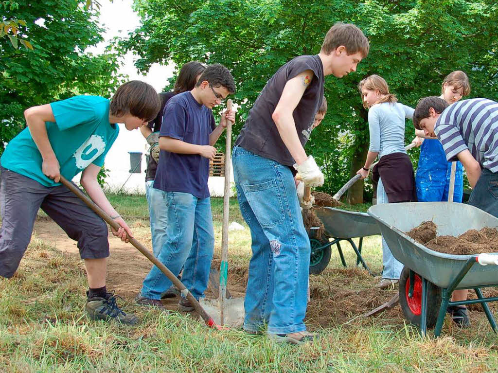 Die Mllheimer Aktionsgruppe bei der Gartenarbeit.
