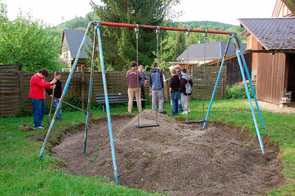 72-Stunden-Aktion von Realschlern in Kandern-Riedlingen:  Renovierung und teilweise Neugestaltung des Kinderspielplatzes.