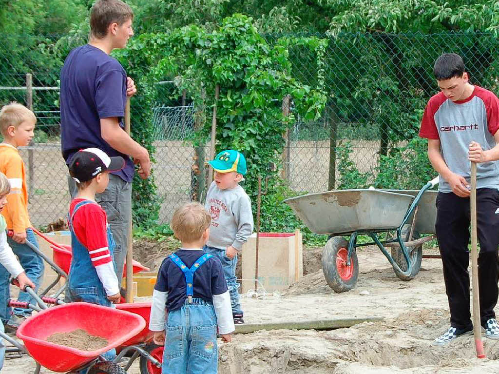 Der Bugginger Jugendtreff gestaltet den Spielplatz im Kindergarrten Seefelden.