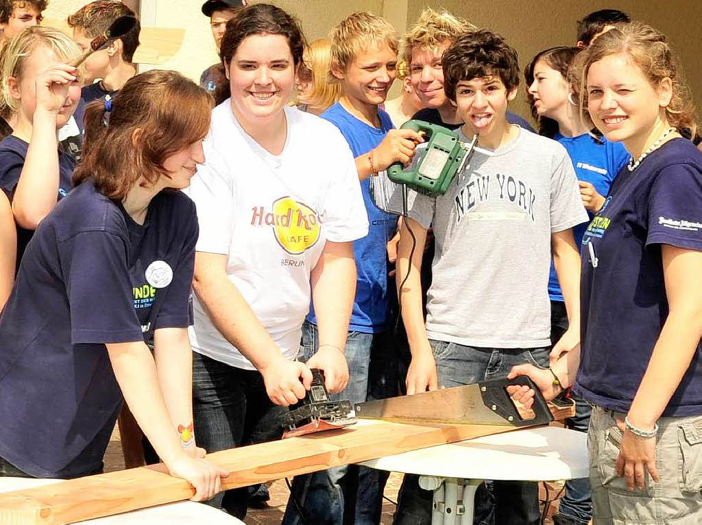 <Bildtext>Emmendinger  Ministranten bauen Tische und  Sitzgelegenheiten an der Esther-Weber-Schule in Emmendingen-Wasser</Bildtext>.