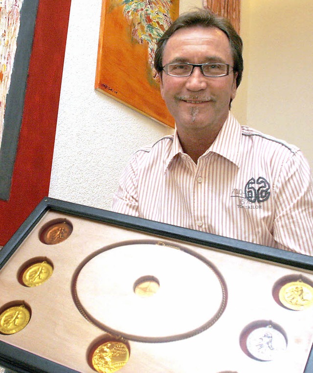 Ex- Olympiateilnehmer Gerd Weber  zeigt seine Medaillen.  | Foto: H.Foessel