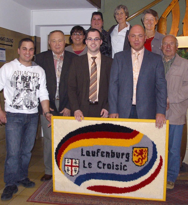Der neue Vorstand des Deutsch-Franzsi... und Christian Zimmermann mit Gobelin   | Foto: WINFRIED DIETSCHE