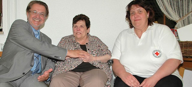 Marieluise Vogel (Mitte) wurde  fr 45...ftsleiterin Sabine Afken gratulierten.  | Foto: Ounas-Krusel