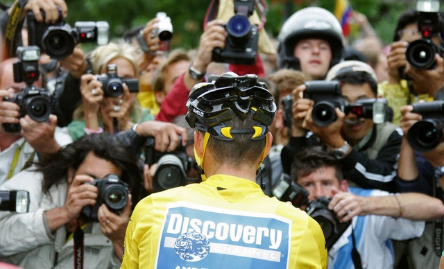 Im Fokus der Medien: Lance Armstrong, ... an der Tour de France teilnehmen will  | Foto: afp/ZDF