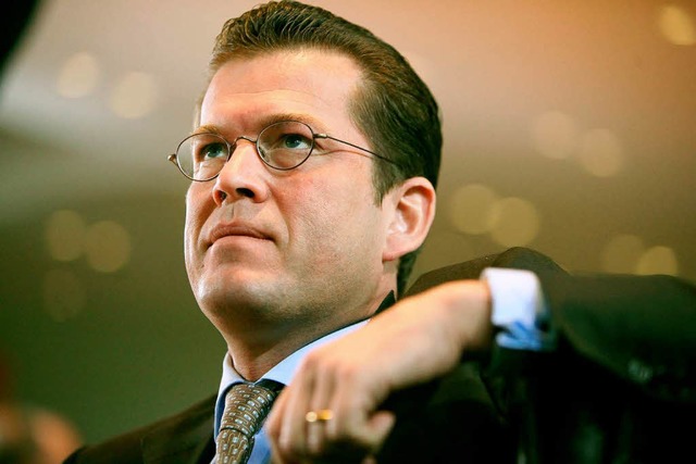 Wirtschaftsminister Guttenberg fand au...Worte gegenber Opel-Mutterkonzern GM.  | Foto: dpa