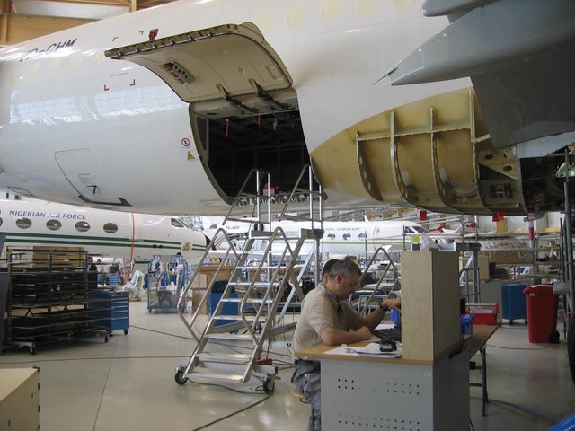 Werkstattatmosphre: Dieser Airbus A 3... arabischen Eigentmer ausgebaut wird.  | Foto: Andrea Drescher
