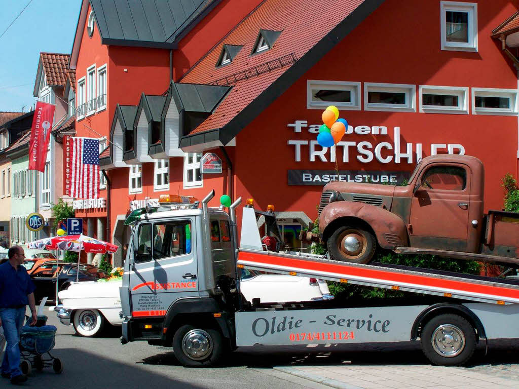 Nicht nur Liebhaber von einzelnen Fahrzeugen, sondern auch Oldie-Service-Firmen waren beim "Waldkircher Sonntag" dabei. Nicht nur Liebhaber von einzelnen Fahrzeugen, sondern auch Oldie-Service-Firmen waren beim "Waldkircher Sonntag" dabei.