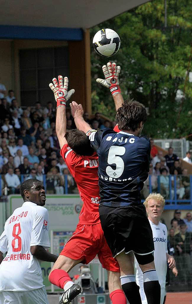 SC-Torwart Pouplin im Luftkampf mit Branimir.