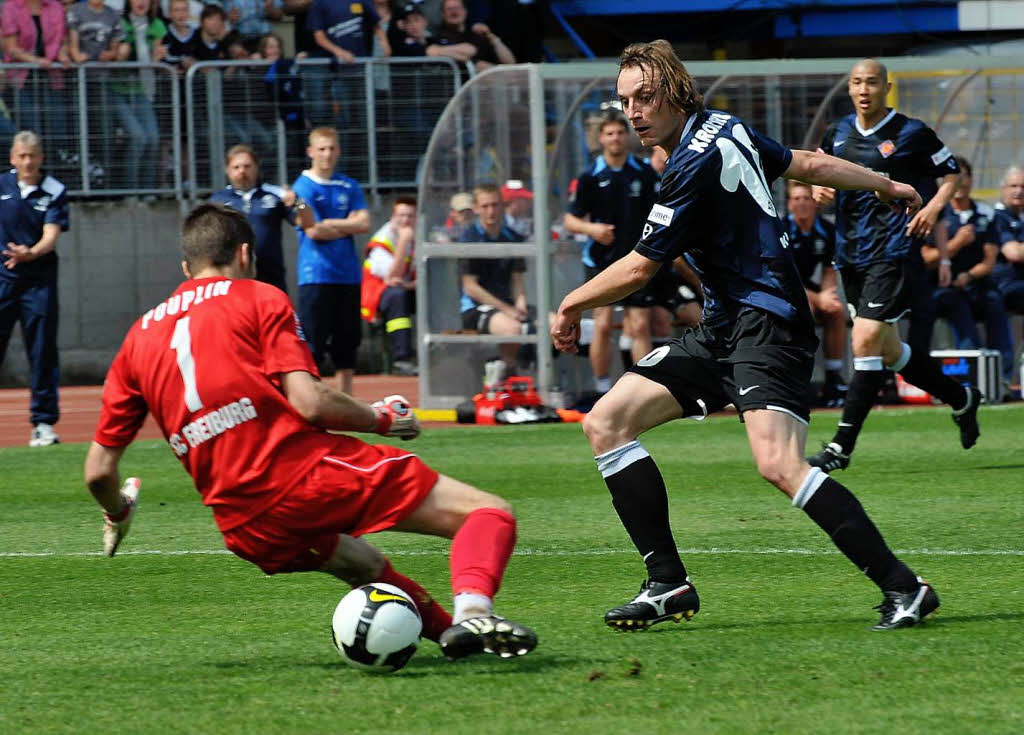 Krontiris tunnelt Pouplin zum 2:2 fr Koblenz