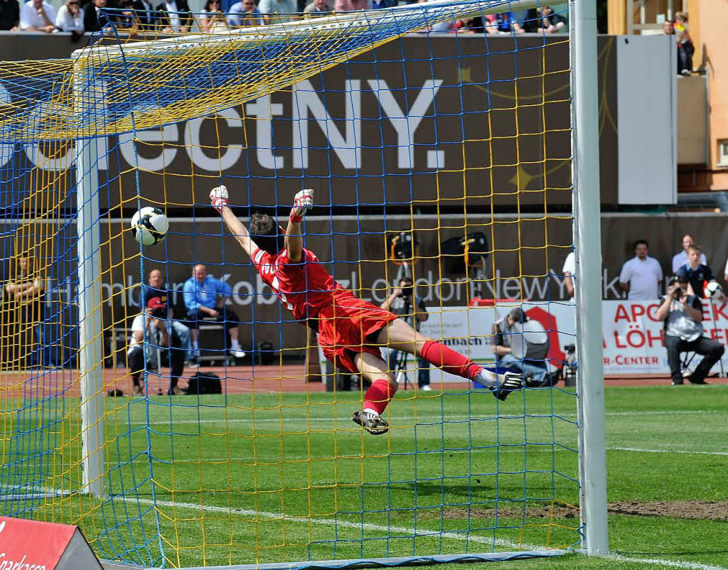 SC-Torwart Simon Pouplin klrt per Faustabwehr.