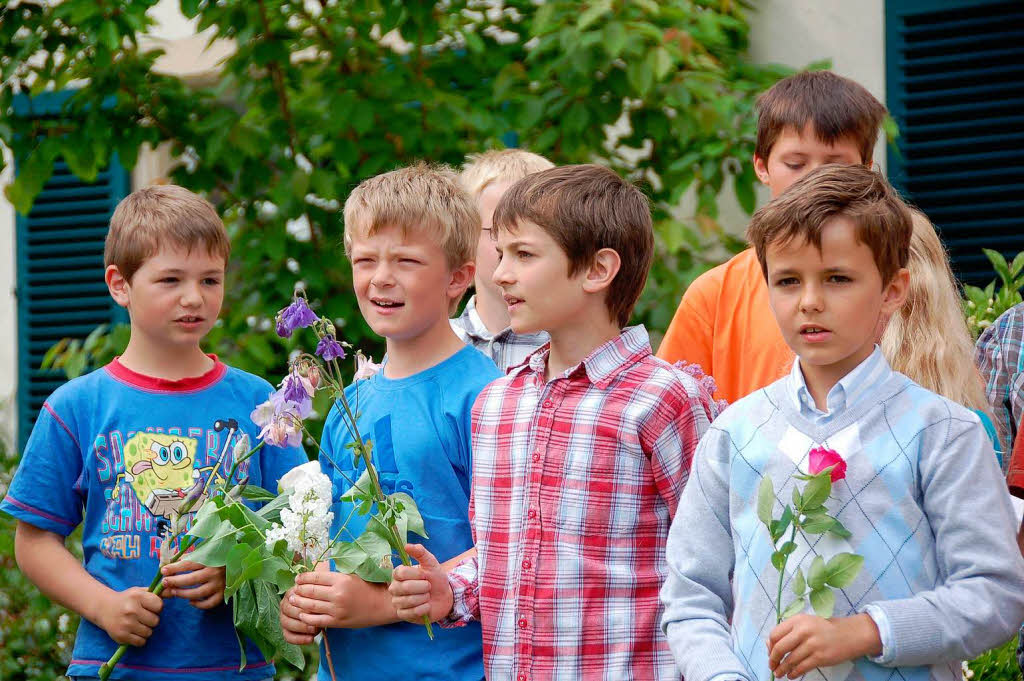 Grundschulkinder singen fr den Brgermeister