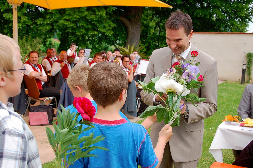 Schulkinder berreichen Riesterer Blumen.
