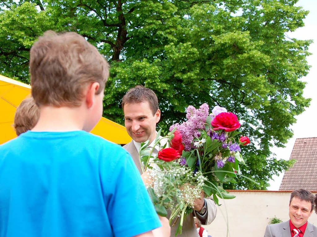 Schulkinder berreichen Riesterer Blumen. Rechts in Bild sein Nachfolger Markus Rees