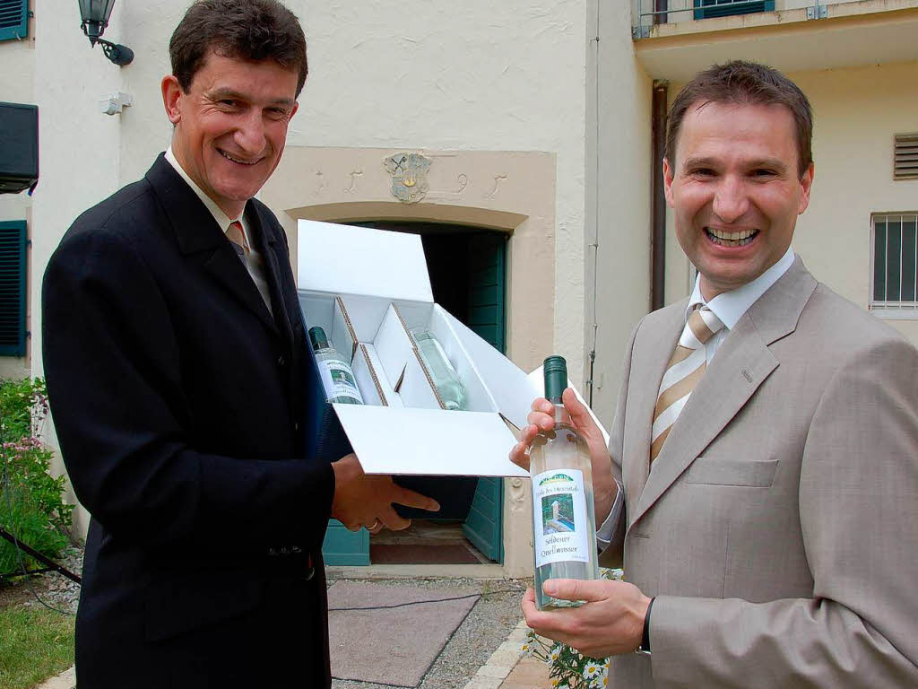 Hauptamtsleiter Ralf Nbling berreichte sechs Flaschen mit Sldener Quellwasser.