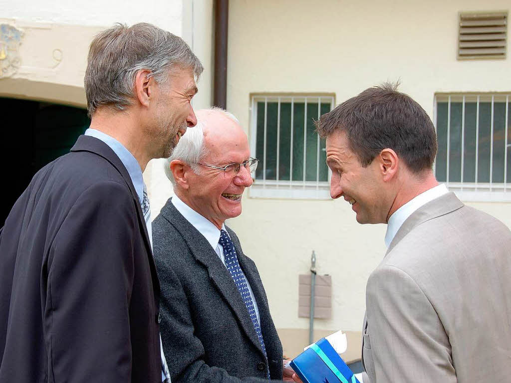 Mit einem Geschenk verabschiedeten sich auch Pfarrer Denoke (links) und Pfarrgemeinderat Peter Breitenstein