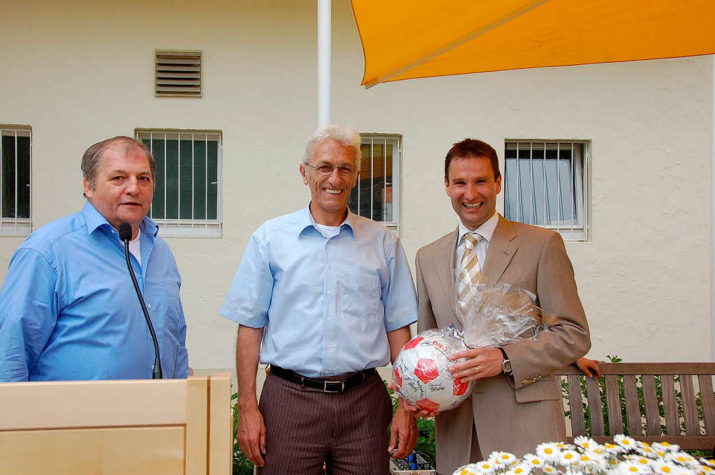 Vertreter der Spielvereinigung Bollschweil-Slden berreichten einen signierten Fuball.