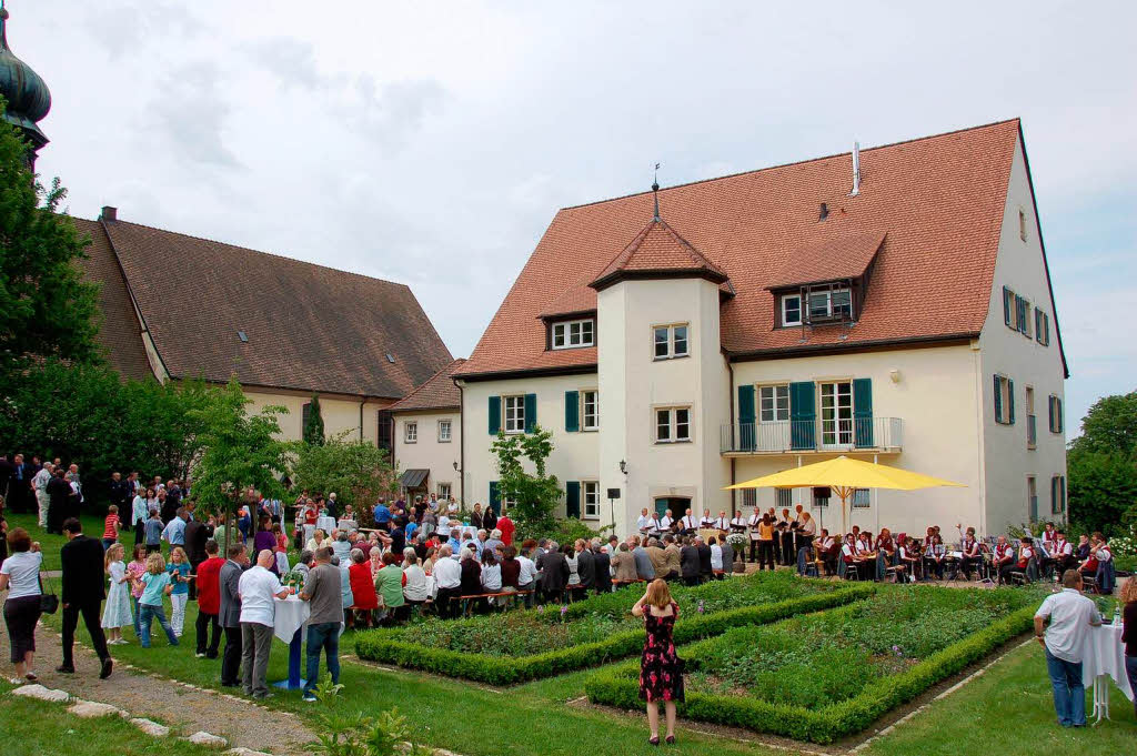Einen wunderschnen Rahmen fr die Feier bot der Klostergarten.