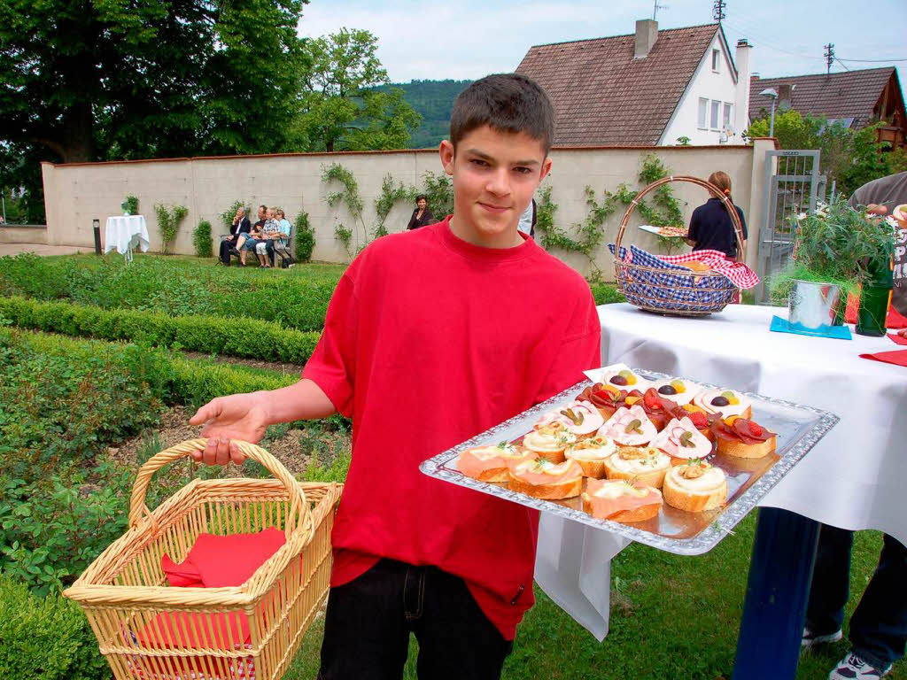 Belegte Brtchen werden an die Gste verteilt.