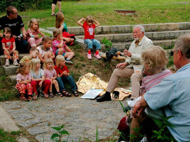 Gespannte Zuhrer im Dreilndergarten:...dolf Grimberg zog alle in seinen Bann.  | Foto: Regine Ounas-Krusel