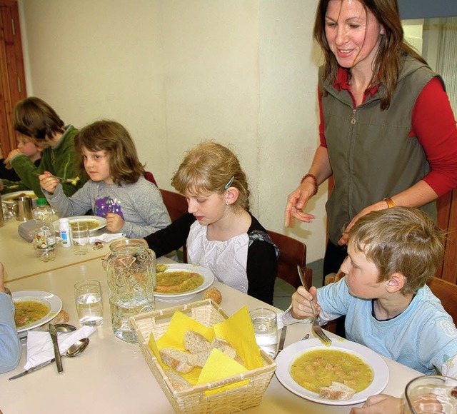 Eveline Grger schaut nach dem Rechten am Tisch, wo es den Kindern schmeckt.   | Foto: Elfriede Mosmann