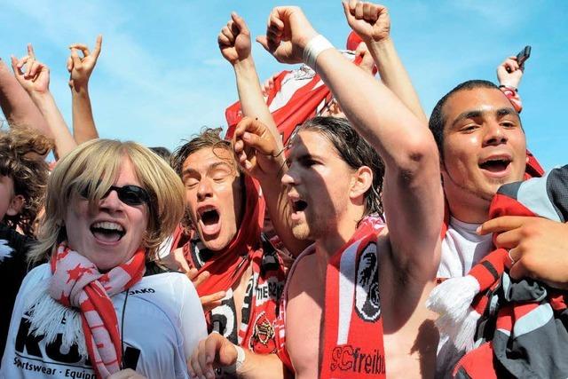 Fotos: SC Freiburg – Spieler und Fans feiern auf dem Platz