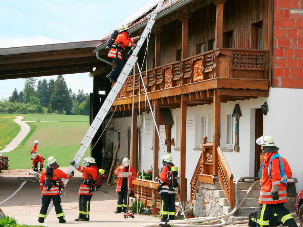 Bei der Frühjahrsprobe der Gesamtwehr Grafenhausen waren im Ortsteil Buggenried 43 Aktive im Einsatz Bei der Frühjahrsprobe der Gesamtwehr Grafenhausen waren im Ortsteil Buggenried 43 Aktive im Einsatz