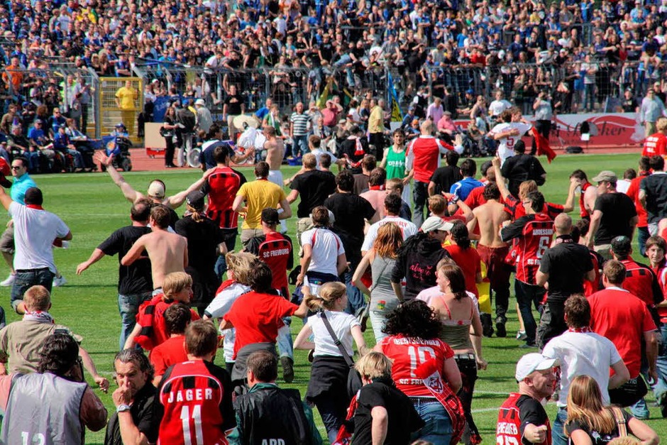 Nach dem Abpfiff in Koblenz: Die Aufstiegsparty auf dem Spielfeld. (Foto: Christoph Ries) Nach dem Abpfiff in Koblenz: Die Aufstiegsparty auf dem Spielfeld. (Foto: Christoph Ries)