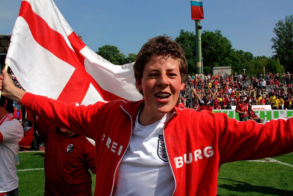 Nach dem Abpfiff in Koblenz: Die Aufstiegsparty auf dem Spielfeld.