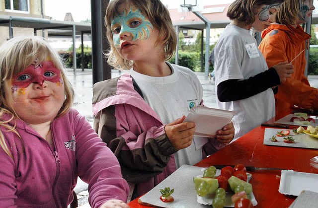 Gesund ernhrt: Schaschlik mal anders,...b es  beim Weltrotkreuztag in Murg.     | Foto: Brigitte  Chymo