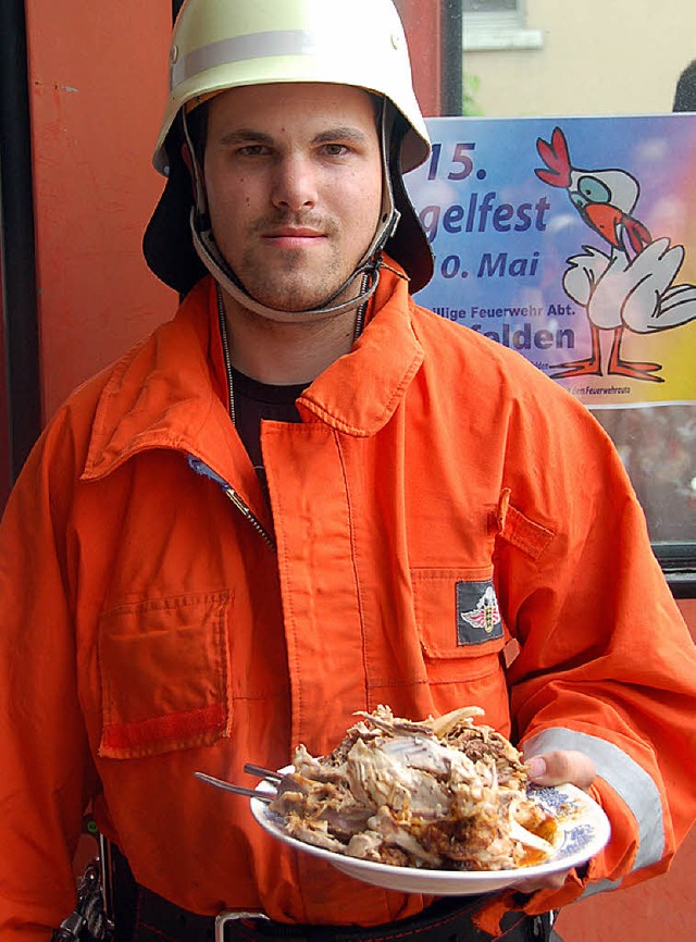 Die &#8222;Gggel&#8220; haben auch Feuerwehrmann Tobias Martin gut gemundet.   | Foto: Moritz Lehmann